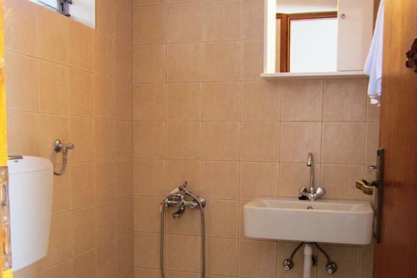 private-bathroom-rent-rooms-agia-pelagia-crete8208DAE6-6923-E0C1-8596-0ABF40768216.jpg